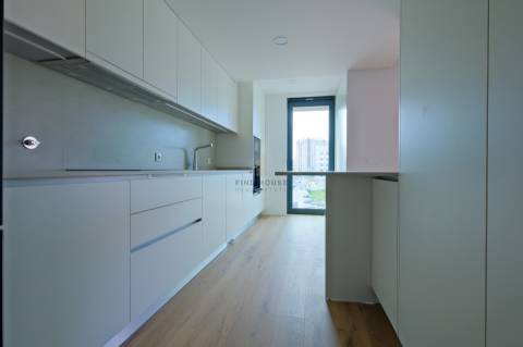 Apartamento T3 com garagem Box e vista para a Ria, em Aveiro