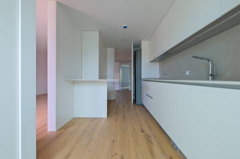 Apartamento T3 com garagem Box e vista para a Ria, em Aveiro