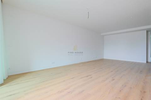 Apartamento T3 com garagem Box e vista para a Ria, em Aveiro