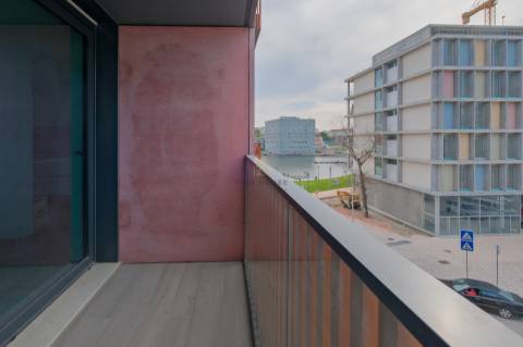 Apartamento T3 com garagem Box e vista para a Ria, em Aveiro