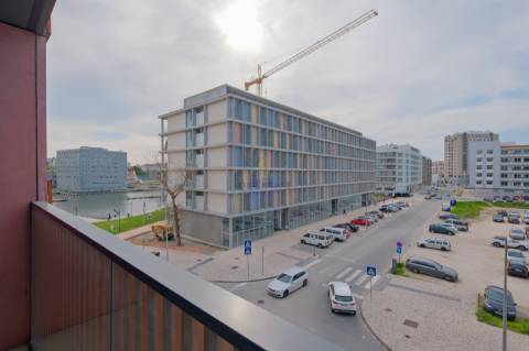 Apartamento T3 com garagem Box e vista para a Ria, em Aveiro