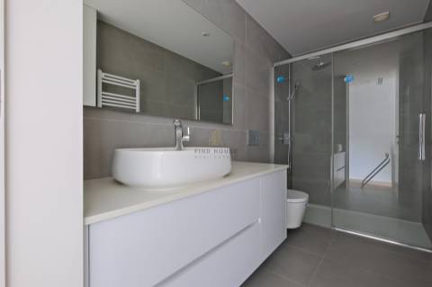 Apartamento T3 com garagem Box e vista para a Ria, em Aveiro