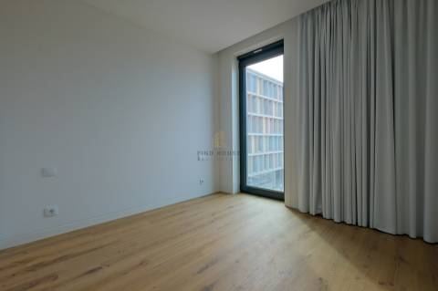 Apartamento T3 com garagem Box e vista para a Ria, em Aveiro