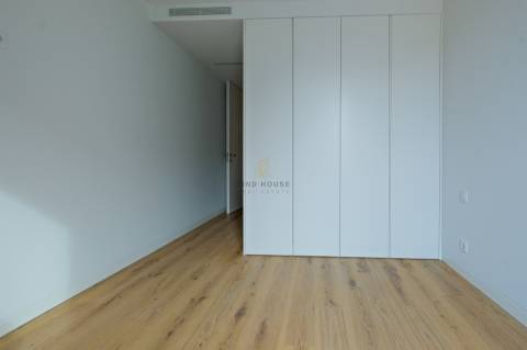 Apartamento T3 com garagem Box e vista para a Ria, em Aveiro