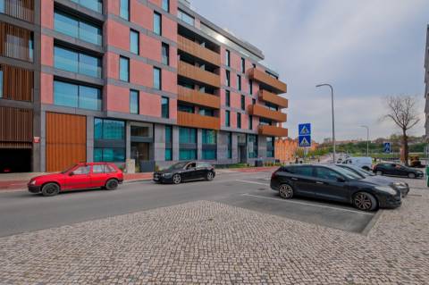 Apartamento T3 com garagem Box e vista para a Ria, em Aveiro