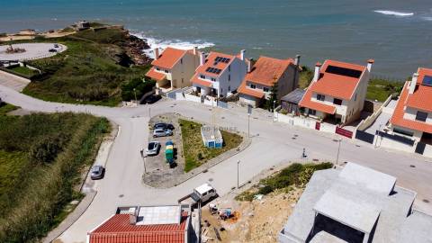 Terreno para construção de 301m2, com projeto aprovado para moradia T3, em Santo Isidoro, Mafra