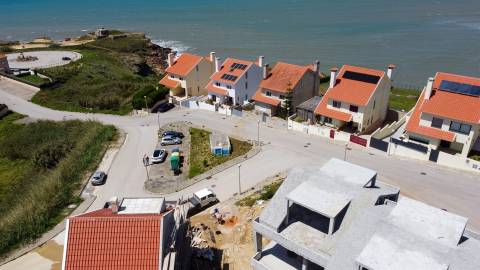 Terreno para construção de 301m2, com projeto aprovado para moradia T3, em Santo Isidoro, Mafra