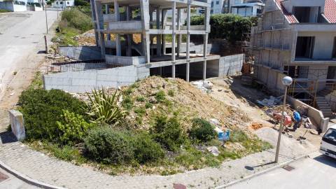 Terreno para construção de 301m2, com projeto aprovado para moradia T3, em Santo Isidoro, Mafra