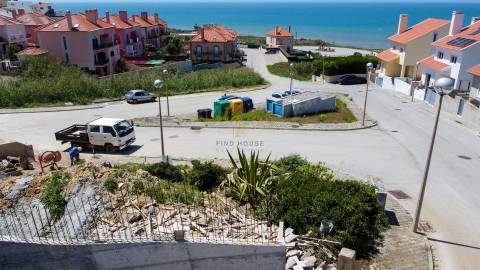 Terreno para construção de 301m2, com projeto aprovado para moradia T3, em Santo Isidoro, Mafra