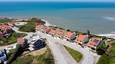 Terreno para construção de 301m2, com projeto aprovado para moradia T3, em Santo Isidoro, Mafra