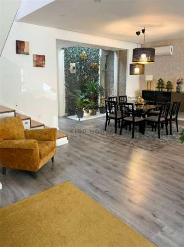 Moradia T4 totalmente remodelada no centro histórico de Viana do Castelo