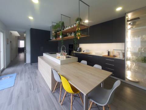 Moradia T4 totalmente remodelada no centro histórico de Viana do Castelo