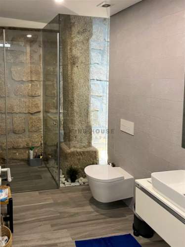 Moradia T4 totalmente remodelada no centro histórico de Viana do Castelo