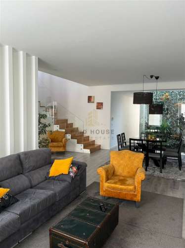 Moradia T4 totalmente remodelada no centro histórico de Viana do Castelo