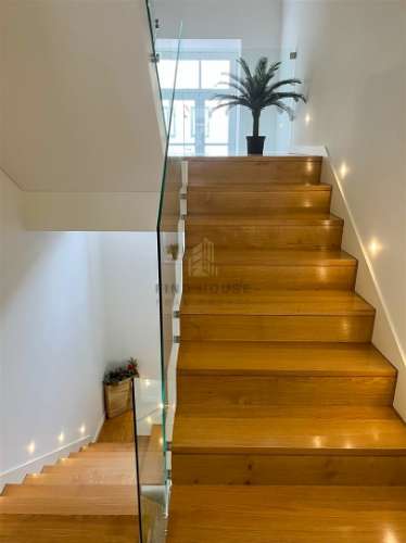 Moradia T4 totalmente remodelada no centro histórico de Viana do Castelo