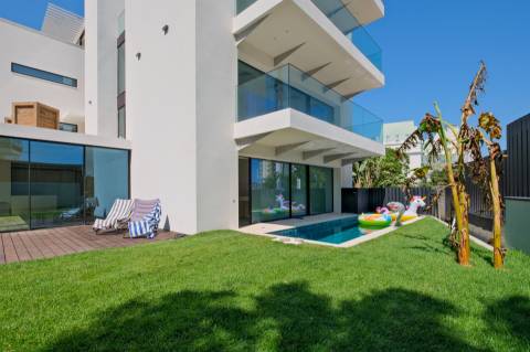 Vende-se T2 com piscina privativa e jardim  em Monte Estoril