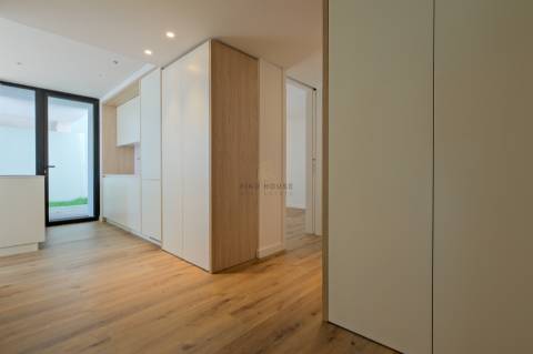 Vende-se T2 com piscina privativa e jardim  em Monte Estoril