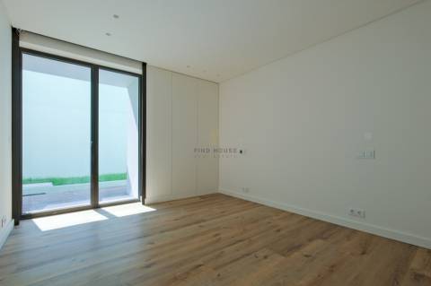 Vende-se T2 com piscina privativa e jardim  em Monte Estoril