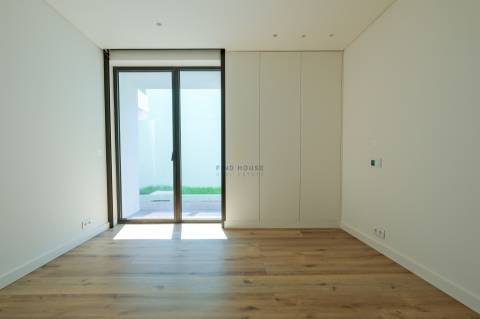 Vende-se T2 com piscina privativa e jardim  em Monte Estoril