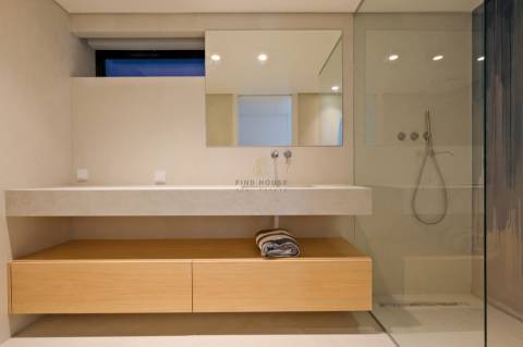 Vende-se T2 com piscina privativa e jardim  em Monte Estoril