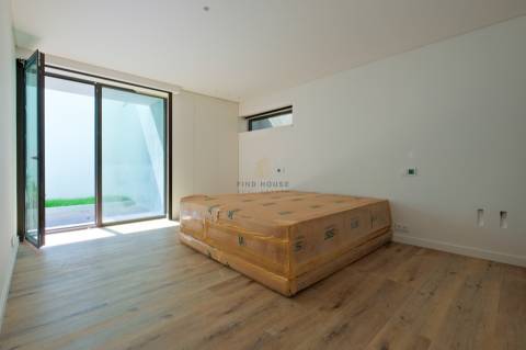 Vende-se T2 com piscina privativa e jardim  em Monte Estoril