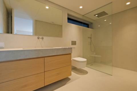 Vende-se T2 com piscina privativa e jardim  em Monte Estoril