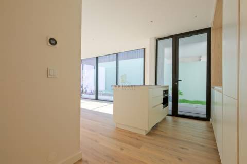 Vende-se T2 com piscina privativa e jardim  em Monte Estoril