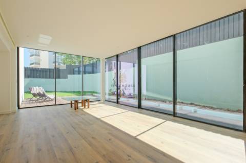 Vende-se T2 com piscina privativa e jardim  em Monte Estoril