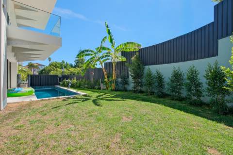 Vende-se T2 com piscina privativa e jardim  em Monte Estoril