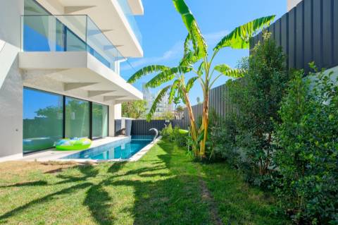 Vende-se T2 com piscina privativa e jardim  em Monte Estoril