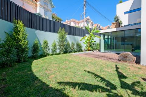 Vende-se T2 com piscina privativa e jardim  em Monte Estoril