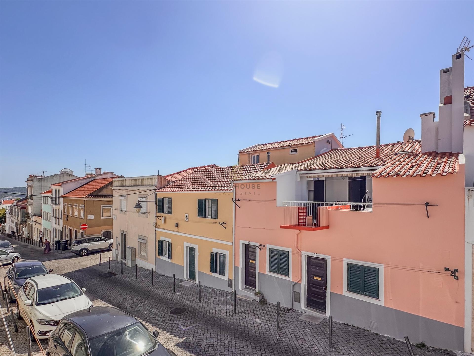 Moradia T2 totalmente remodelada na Ajuda, Lisboa