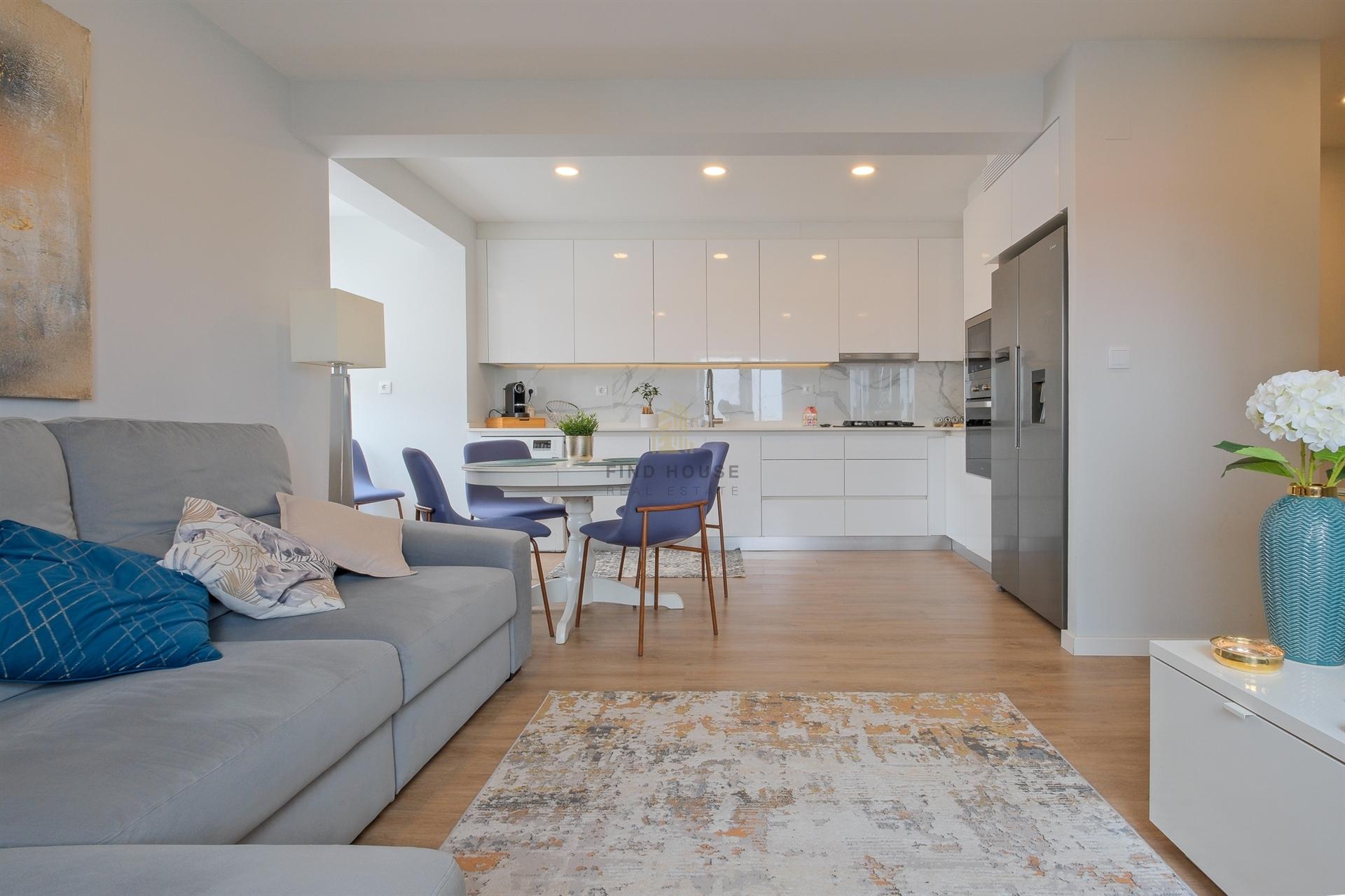 Apartamento T3 totalmente remodelado, com arrecadação em Carnaxide