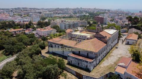 Terreno com edifício para reconstrução de Hotel e Habitação em Setúbal