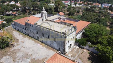 Terreno com edifício para reconstrução de Hotel e Habitação em Setúbal