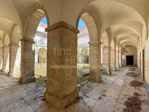 Terreno com edifício para reconstrução de Hotel e Habitação em Setúbal