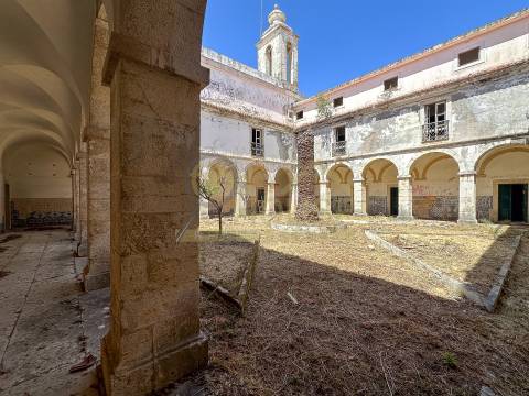Terreno com edifício para reconstrução de Hotel e Habitação em Setúbal