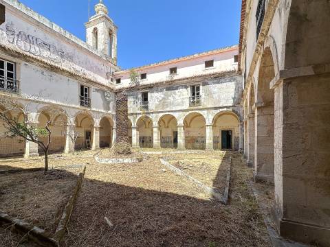 Terreno com edifício para reconstrução de Hotel e Habitação em Setúbal