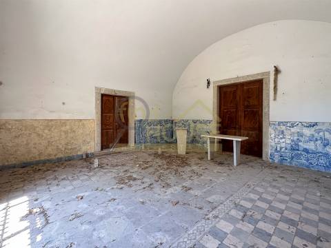 Terreno com edifício para reconstrução de Hotel e Habitação em Setúbal