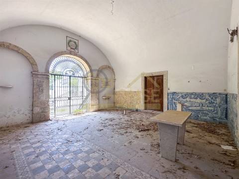 Terreno com edifício para reconstrução de Hotel e Habitação em Setúbal