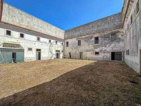Terreno com edifício para reconstrução de Hotel e Habitação em Setúbal