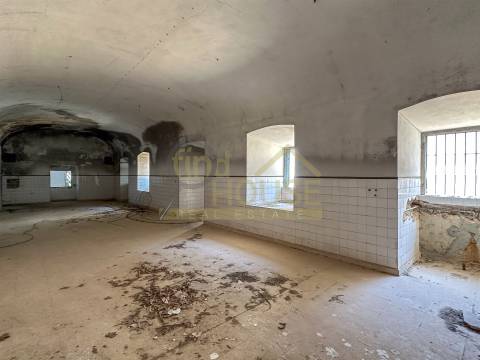 Terreno com edifício para reconstrução de Hotel e Habitação em Setúbal