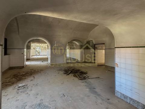 Terreno com edifício para reconstrução de Hotel e Habitação em Setúbal
