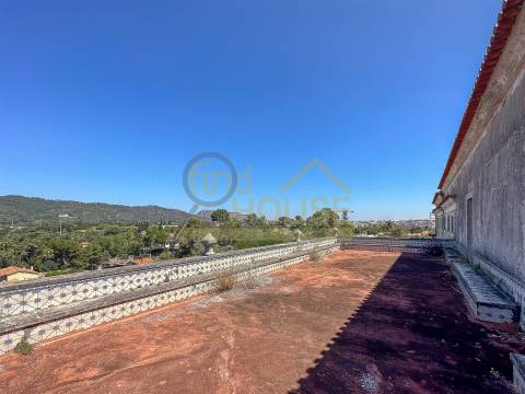 Terreno com edifício para reconstrução de Hotel e Habitação em Setúbal