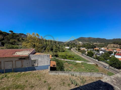 Terreno com edifício para reconstrução de Hotel e Habitação em Setúbal