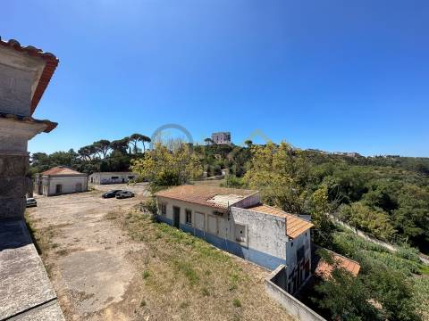 Terreno com edifício para reconstrução de Hotel e Habitação em Setúbal