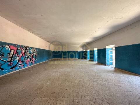 Terreno com edifício para reconstrução de Hotel e Habitação em Setúbal