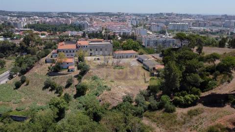 Terreno com edifício para reconstrução de Hotel e Habitação em Setúbal