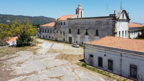 Terreno com edifício para reconstrução de Hotel e Habitação em Setúbal