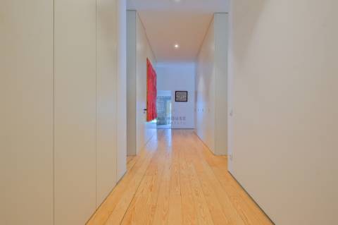 Apartamento T3+1, em condomínio privado com piscina, no Restelo